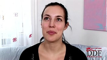 Play Carmen Croft - Flawless babe shows everything (casting)