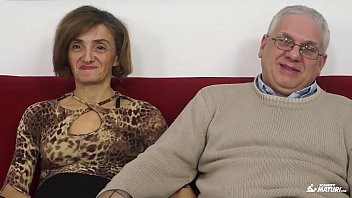 Play SCAMBISTI MATURI - Mature Italian swinger gets her ass fucked and pussy