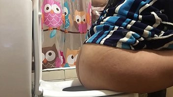Play Mientras yo cago en el wc mi marido se ducha y luego le hago correrse en mi boca