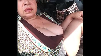 Play In the truck look my pussy
